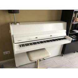 Futura piano (wit geschilderd)