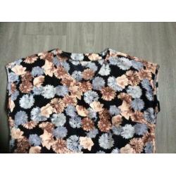Blouses 2 stuks Zwart gebloemd en Rose.Maat 44 Lengte 70 cm