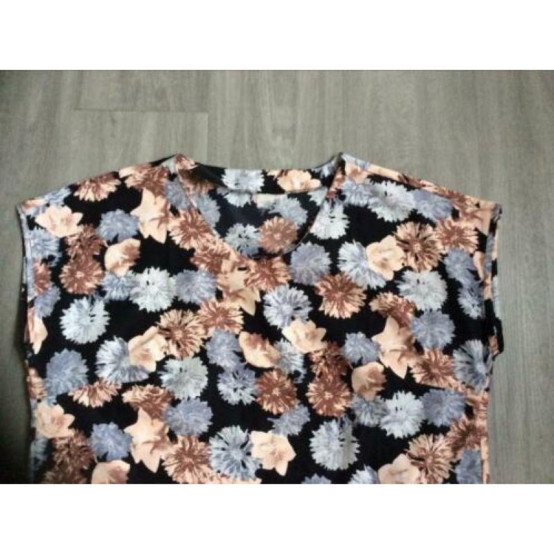 Blouses 2 stuks Zwart gebloemd en Rose.Maat 44 Lengte 70 cm