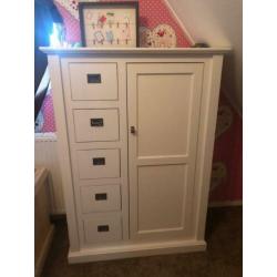 Stoere robuuste landelijke babykamer compleet