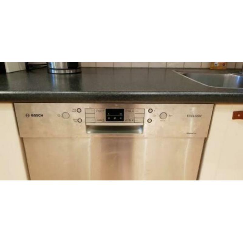 L vormige keuken met inbouwapparatuur