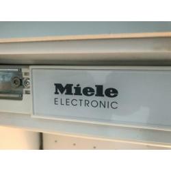 Witte moderne keuken in nette staat
