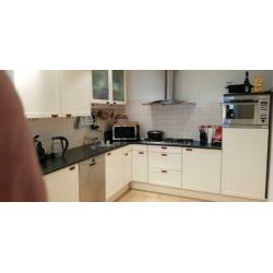 L vormige keuken met inbouwapparatuur