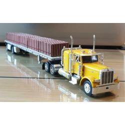 Mooie Peterbilt met open trailer.
