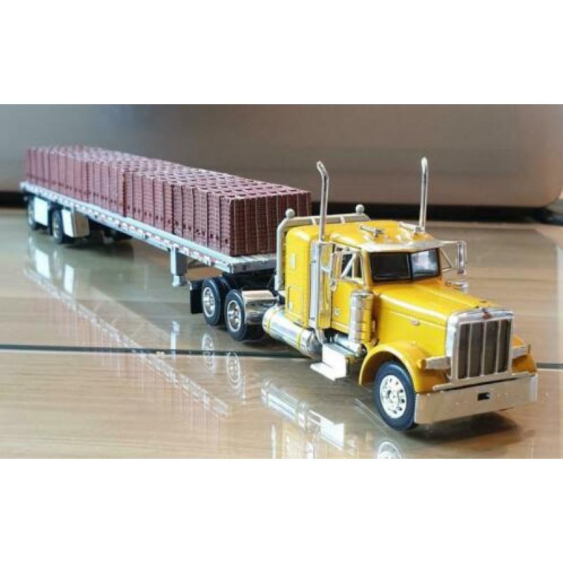 Mooie Peterbilt met open trailer.