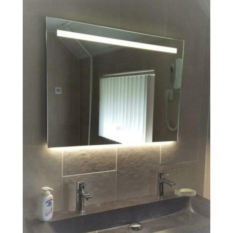 Badkamer LED spiegel 100 cm met digitale klok en verwarming