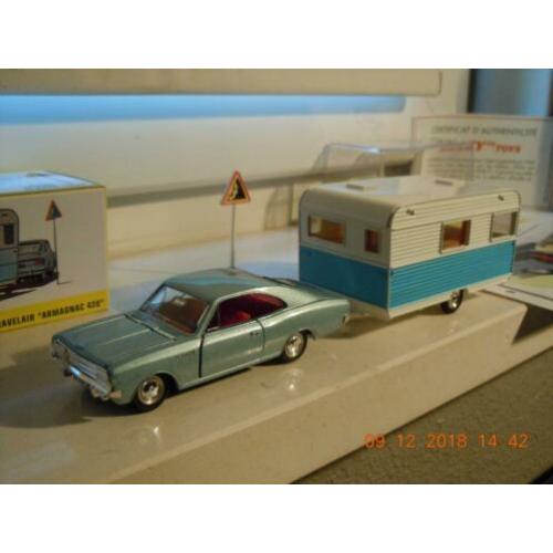 Opel Rekord met caravane Caravelair. Modellen van het merk a