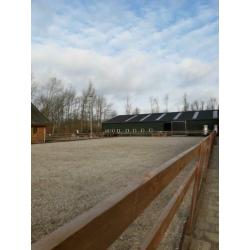 Stalling met binnenbak aangeboden