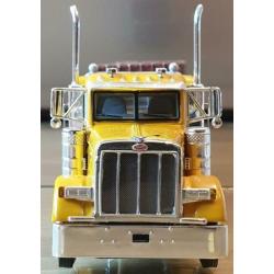 Mooie Peterbilt met open trailer.
