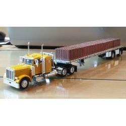 Mooie Peterbilt met open trailer.