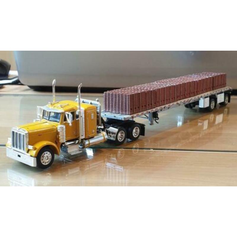 Mooie Peterbilt met open trailer.