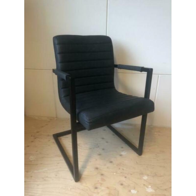 Verschillende soorten eettafelstoelen te koop