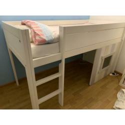 Halfhoog slaper met kast