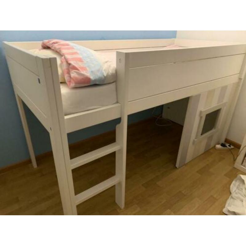 Halfhoog slaper met kast