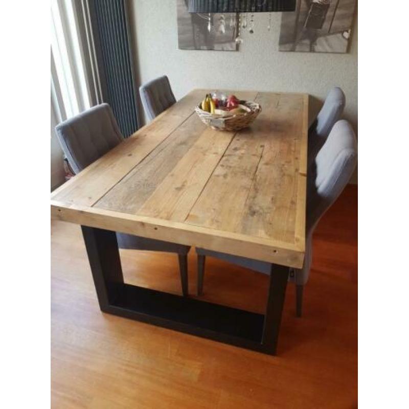 stijgerhouten eettafel met 4 grijze stoelen