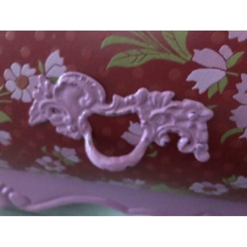 Mooi roze ladekastje met 3 laatjes