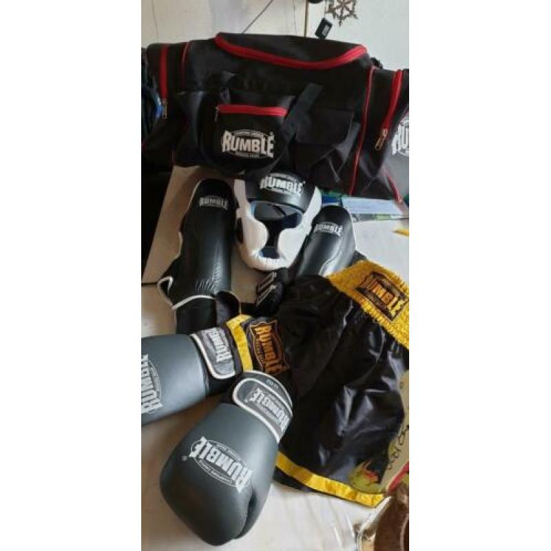 Mooie kickbox tenue maat xl van Rumble