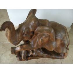 Grote houten olifant met jong