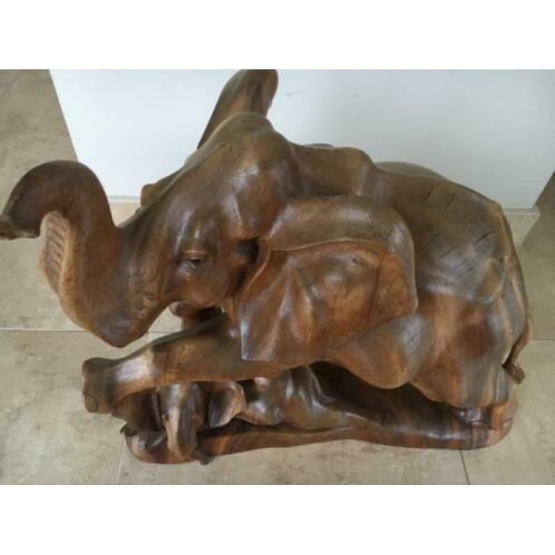 Grote houten olifant met jong