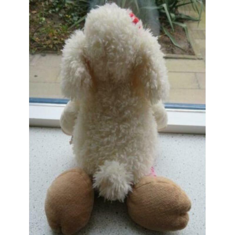 Schaap merk Nici Jollymäh met strikje en gekleurde benen