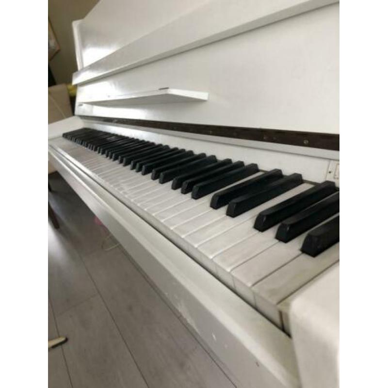 Futura piano (wit geschilderd)