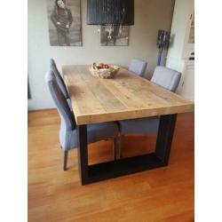 stijgerhouten eettafel met 4 grijze stoelen