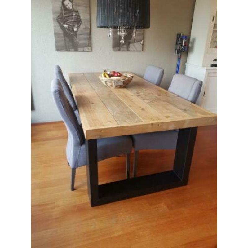 stijgerhouten eettafel met 4 grijze stoelen