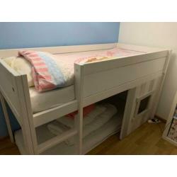 Halfhoog slaper met kast
