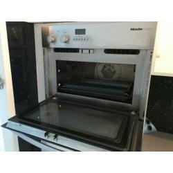 Witte moderne keuken in nette staat