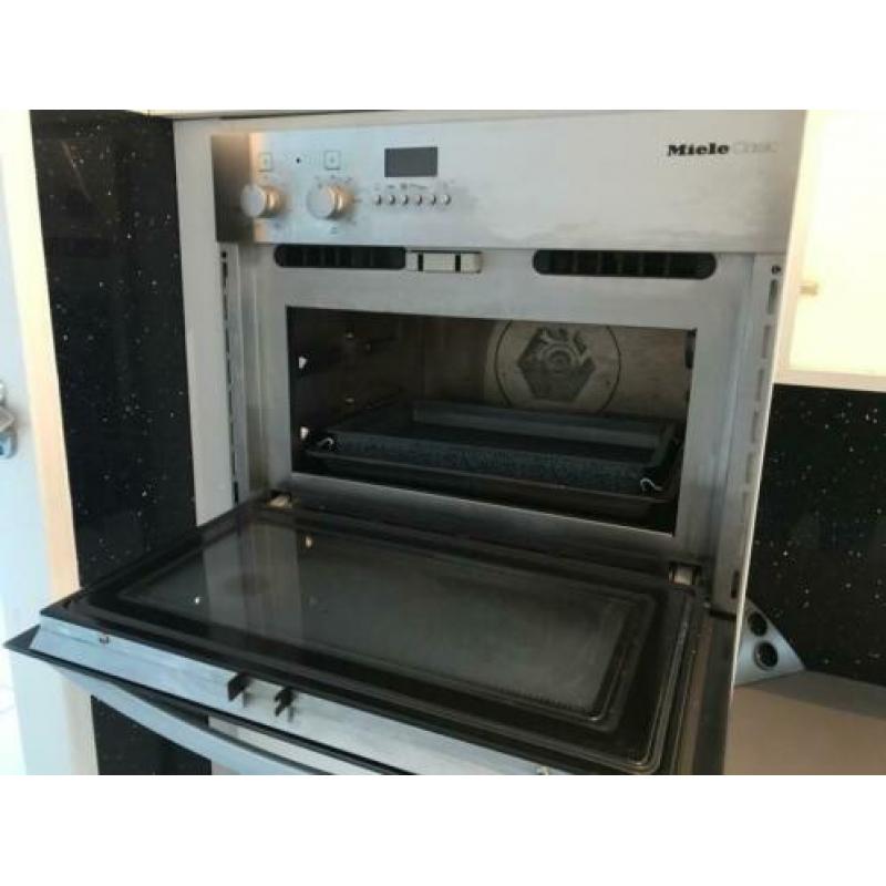 Witte moderne keuken in nette staat