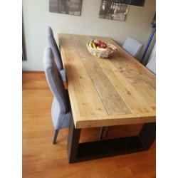 stijgerhouten eettafel met 4 grijze stoelen