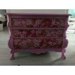 Mooi roze ladekastje met 3 laatjes