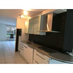 Witte moderne keuken in nette staat