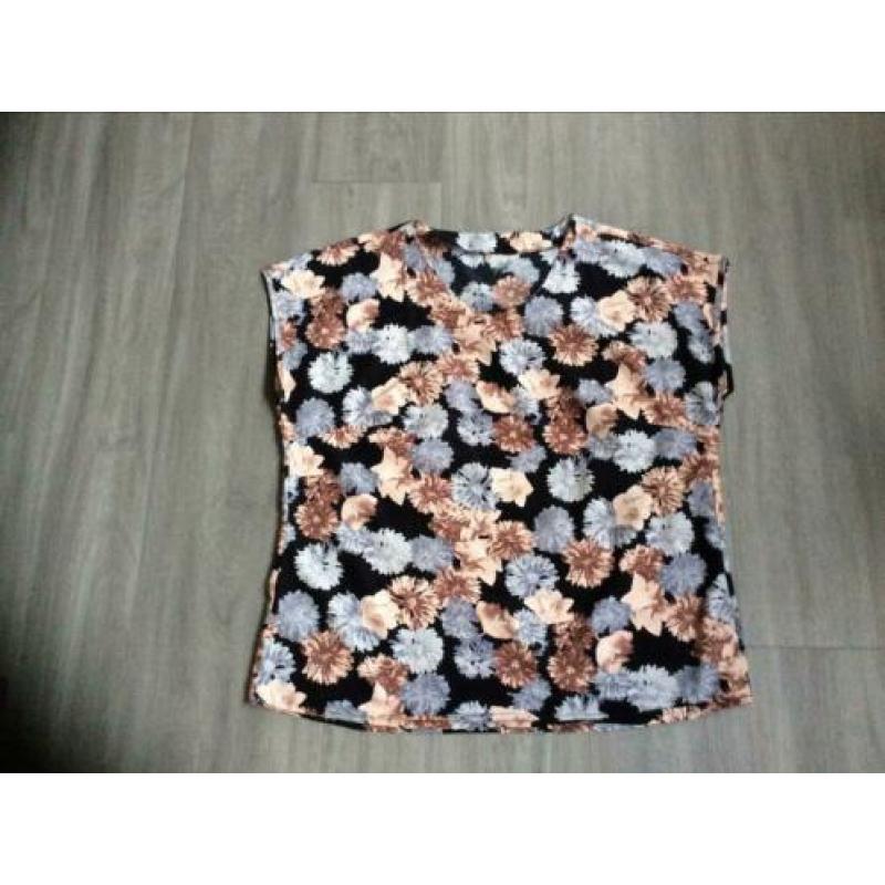 Blouses 2 stuks Zwart gebloemd en Rose.Maat 44 Lengte 70 cm