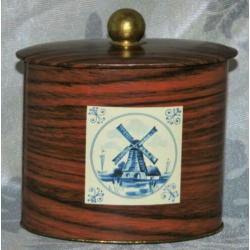 Bruin blikje met Delfts blauwe molen en grachtenhuizen (364)