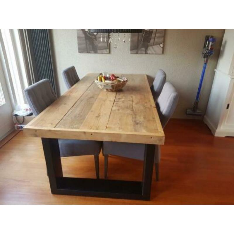 stijgerhouten eettafel met 4 grijze stoelen