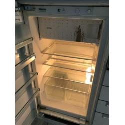 Witte moderne keuken in nette staat