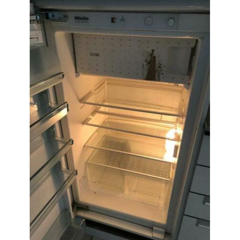 Witte moderne keuken in nette staat