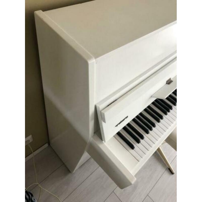 Futura piano (wit geschilderd)