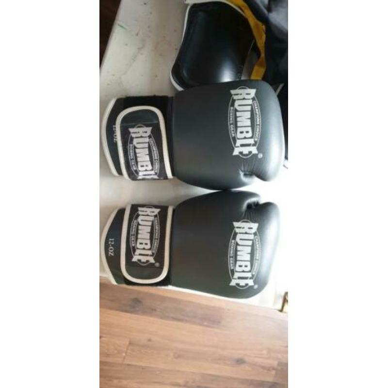 Mooie kickbox tenue maat xl van Rumble