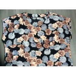 Blouses 2 stuks Zwart gebloemd en Rose.Maat 44 Lengte 70 cm