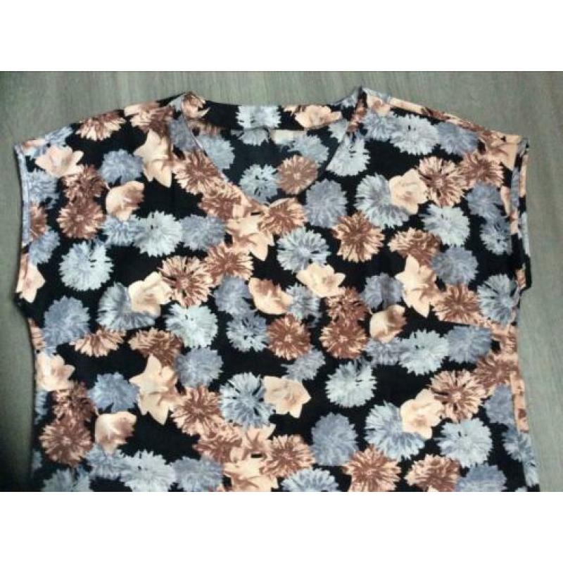Blouses 2 stuks Zwart gebloemd en Rose.Maat 44 Lengte 70 cm