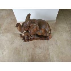 Grote houten olifant met jong