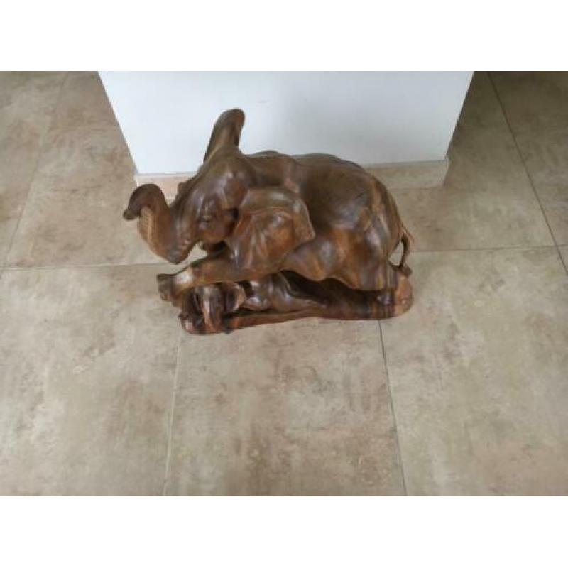Grote houten olifant met jong