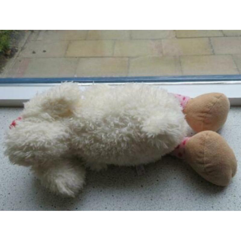 Schaap merk Nici Jollymäh met strikje en gekleurde benen