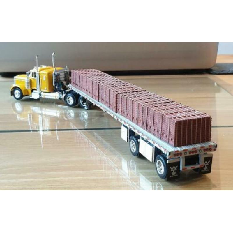 Mooie Peterbilt met open trailer.