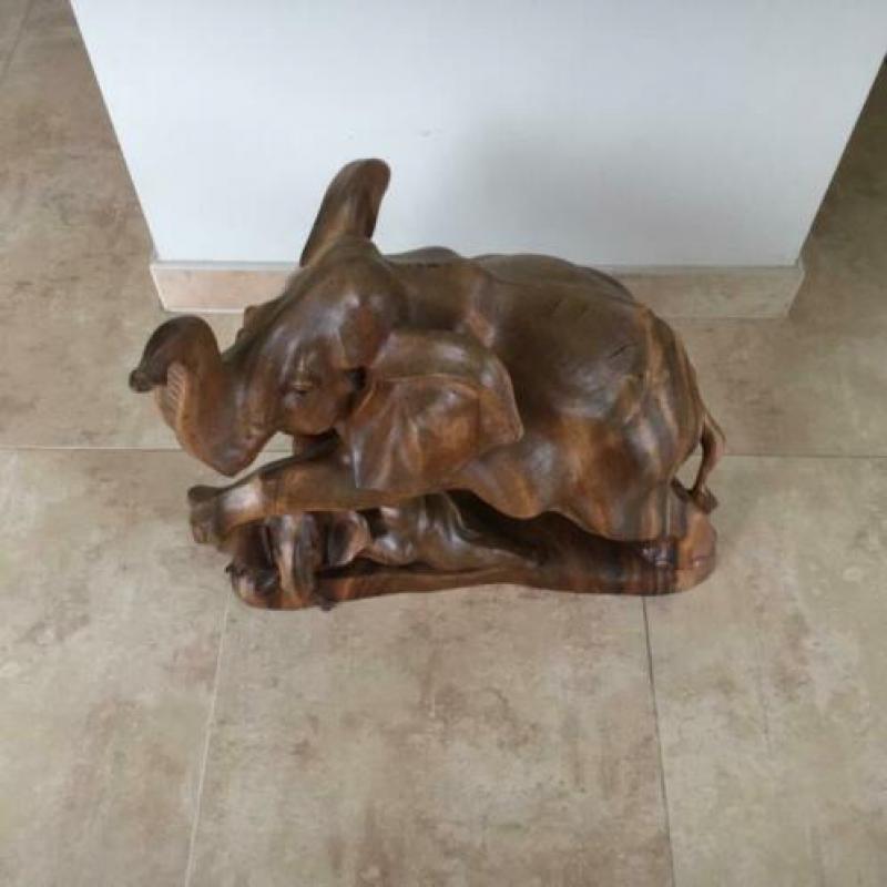 Grote houten olifant met jong
