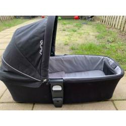 Nuna kinderwagen + gb babyzit.