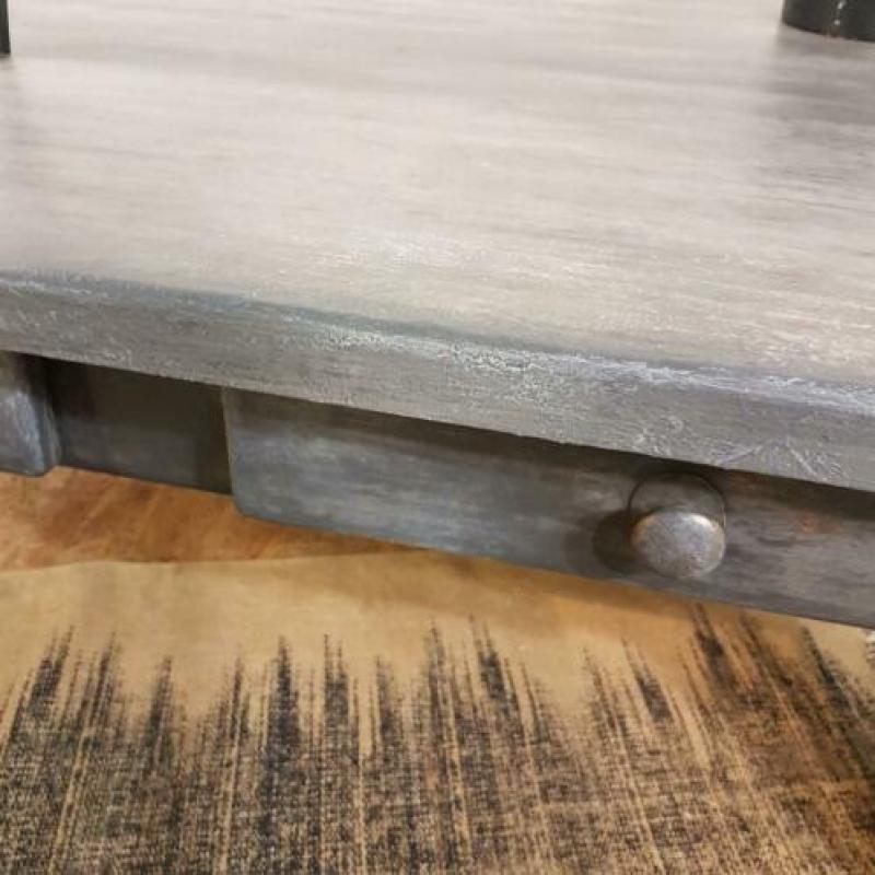 Tout Blanc: stoere donkergrijze shabbychic salontafel