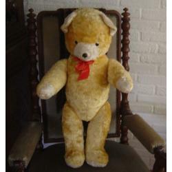 Grote stro gevulde teddybeer.